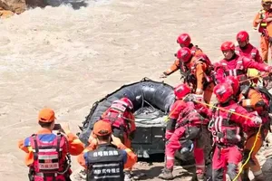 Lực lượng cứu hộ Trung Quốc tiếp cận khu vực thiên tai tại huyện Cát Long. Ảnh: XINHUA