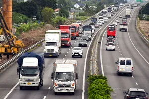 Các phương tiện di chuyển chậm nối đuôi nhau trên cao tốc TPHCM - Trung Lương đoạn qua xã Bình Đức, tỉnh Tây Ninh