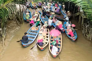 Du khách thích thú trải nghiệm xuồng ba lá, xe ngựa trên cồn Thới Sơn 