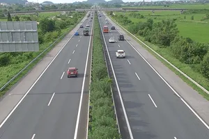 Lượng xe về Hà Nội tăng cao, CSGT cho xe đi ngược chiều trên cao tốc Cao Bồ - Pháp Vân