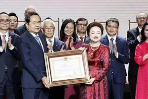Chủ tịch Quốc hội Trần Thanh Mẫn trao tặng Danh hiệu Anh hùng Lao động cho bà Nguyễn Thị Nga, Chủ tịch Tập đoàn BRG. Ảnh: TTXVN