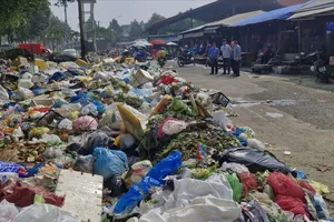 Rác thải tràn lan đường phố Bảo Lộc, do địa phương chưa tái ký hợp đồng với đơn vị xử lý