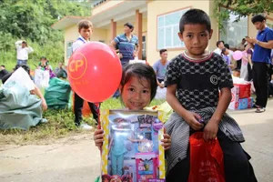 Niềm vui của trẻ khó khăn khi nhận được quà tặng. Ảnh: THANH LONG
