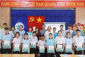 Trao học bổng, lan tỏa văn hóa đọc đến học sinh “đất võ” Bình Định