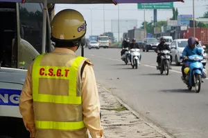 Lực lượng cảnh sát giao thông kiểm tra, xử lý vi phạm về an toàn giao thông trên quốc lộ 51. Ảnh: PHÚ NGÂN