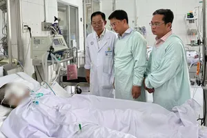 Lãnh đạo TPHCM thăm nạn nhân vụ cháy tại phường Chợ Lớn 