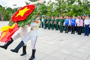 Đoàn công tác Trung ương và TPHCM dâng hương Anh hùng liệt sĩ tại Côn Đảo
