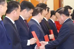 Hội nghị công bố 12 quyết định của Bộ Chính trị, Ban Bí thư về công tác cán bộ