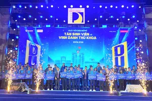 Nhà trường vinh danh và trao học bổng cho những tân sinh viên có thành tích nổi bật. Ảnh: XUÂN QUỲNH