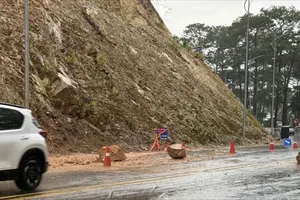Nhiều tảng đá rơi xuống đèo Prenn (Đà Lạt) sau mưa lớn