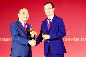 Phó Chủ tịch UBND TPHCM Trần Văn Bảy chúc mừng 77 năm Quốc khánh nước CHND Trung Hoa đến Quyền Tổng Lãnh sự Trung Quốc tại TPHCM Từ Châu