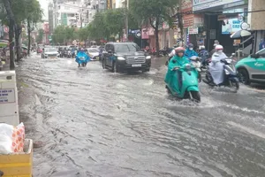 Rằm tháng 8, triều cường vượt báo động 3