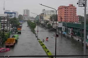 Mưa lớn kéo dài gây ngập lụt tại thủ đô Bangkok, Thái Lan. Ảnh: NUTHAWAT WICHIEANBUT/BANGKOK POST 