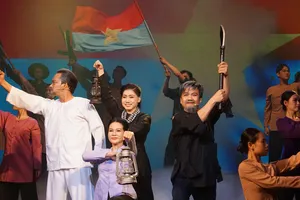 Các nghệ sĩ của Nhà hát Cải lương Trần Hữu Trang tái diễn trích đoạn "Người ven đô" tại chương trình. Ảnh: THANH HIỆP