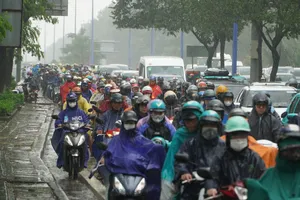 Sáng 30-9, mưa lớn, đường ngập, giao thông ùn ứ khắp nơi