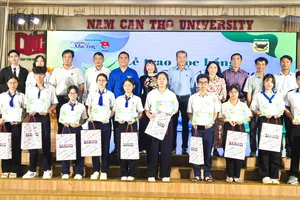 Báo Sài Gòn Giải Phóng trao học bổng "Vì tương lai Việt Nam" tại TP Cần Thơ