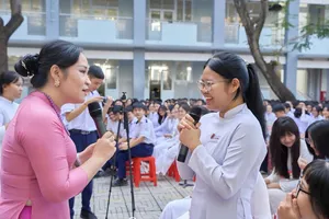 Tiến sĩ tâm lý Tô Nhi A trò chuyện với học sinh trong chương trình "Bí mật tuổi chúng mình" tổ chức tại Trường THPT Bà Điểm năm 2025