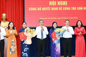 Phó Bí thư Thành ủy TPHCM Nguyễn Phước Lộc trao quyết định cán bộ