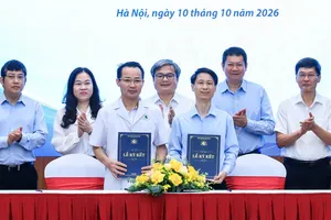 Đại diện các đơn vị ký kết phối hợp triển khai mô hình hỗ trợ đăng ký khai sinh tại bệnh viện. Ảnh: THUẬN AN