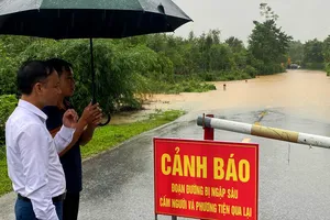 Tuyến quốc lộ 15 qua thôn Phúc Thịnh, xã Phúc Trạch bị ngập, giao thông chia cắt