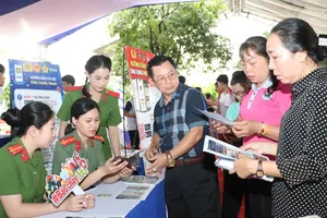 Ra quân hướng dẫn người dân sử dụng VNeID, nhận diện hành vi lừa đảo 