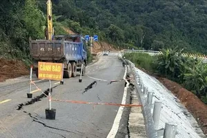 Quốc lộ 28B lên Đà Lạt tiếp tục nứt toác, sụt lún nghiêm trọng