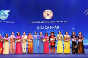 Phó Chủ tịch Quốc hội Nguyễn Thị Thanh trao Giải thưởng Phụ nữ Việt Nam đến 12 cá nhân xuất sắc. Ảnh: HÀ NGUYỄN