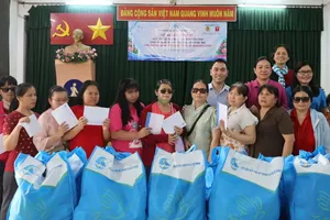 Người yếu thế được nhận quà. Ảnh: HỒNG ĐÀO