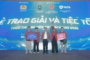 Ban tổ chức cuộc thi trao giải nhất cho đội thi của Học viện Công nghệ Bưu chính Viễn thông. Ảnh: GIA KHÁNH