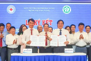 Bệnh viện Đà Nẵng và Bệnh viện Bạch Mai ký kết biên bản ghi nhớ hợp tác. Ảnh: XUÂN QUỲNH