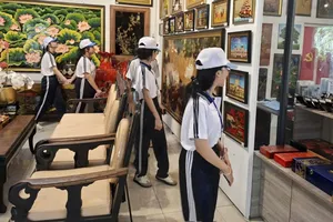 Học sinh tham quan làng nghề sơn mài Tương Bình Hiệp (phường Chánh Hiệp, TPHCM). Ảnh: ĐỨC TRUNG