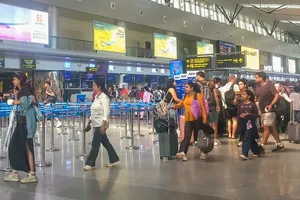 Đà Nẵng được đề xuất phát triển sàn thương mại điện tử cho phép khách du lịch quốc tế đặt mua đặc sản và nhận hàng trực tiếp tại sân bay. Ảnh: XUÂN QUỲNH