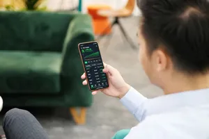 Nhà đầu tư coi bảng giá chứng khoán. Ảnh: NHUNG NGUYỄN