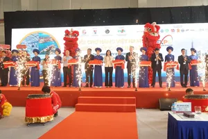 Các đại biểu cắt băng khai mạc hội chợ. Ảnh: DUY TRẦN