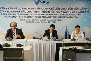 Đại diện Cơ quan điều hành VIFC-HCMC lắng nghe ý kiến các chuyên gia tại hội nghị. Ảnh: NHÂN LÊ