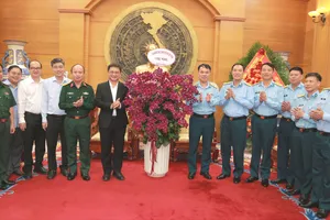 Lãnh đạo TPHCM thăm, chúc mừng Quân chủng Phòng không - Không quân