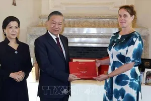 Tổng Bí thư, Chủ tịch nước Tô Lâm và Phu nhân tặng sách cho Thư viện Hoàng gia Bỉ. Ảnh: TTXVN