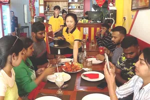 Một nhà hàng Ấn Độ tại Đà Nẵng phục vụ khách. Ảnh: XUÂN QUỲNH