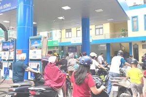 Xăng E10RON95-III có giá mới là 25.734 đồng/lít. Ảnh: PHÚC HẬU