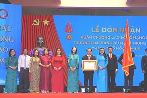 Thứ trưởng Bộ GD - ĐT Nguyễn Thị Quyên Thanh trao tặng Huân chương Lao động Hạng Ba của Chủ tịch Nước Cộng hòa Xã hội Chủ nghĩa Việt Nam cho Trường Cao đẳng Sư phạm Trung ương TP Hồ Chí Minh
