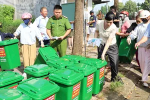 Hội Cựu chiến binh phường Tân Thành bàn giao 140 thùng rác sinh hoạt
