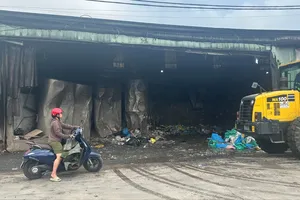 Trạm trung chuyển rác Hiệp Bình Chánh quá tải, ảnh hưởng khu dân cư
