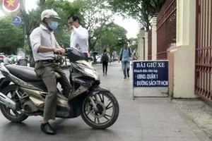 Những người khách đầu tiên gửi xe để vào đường sách