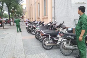 Điểm giữ xe đường sách (phía đường Hai Bà Trưng) đi vào hoạt động.