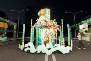 Phối cảnh về đêm cổng chào với biểu tượng "Bính Ngọ vươn mình" tại Lễ hội Đường sách Tết Bính Ngọ 2026, khu vực phường Sài Gòn.