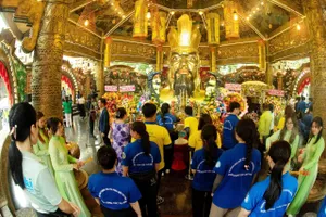 Dâng hương tại Lễ Giỗ Tổ Hùng Vương ở Khu du lịch Văn hóa Suối Tiên. Ảnh: VÕ THANH