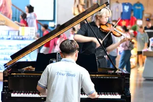 Biểu diễn âm nhạc cổ điển tại Bảo tàng Chứng tích Chiến tranh. Ảnh: BTCC