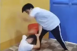 Cảnh nam sinh đánh nữ sinh trong lớp học. Ảnh cắt từ clip