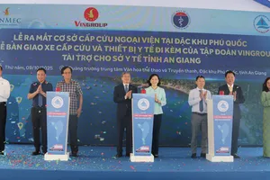 Các đại biểu tham dự lễ ra mắt Cơ sở cấp cứu ngoại viện chuẩn quốc tế Phú Quốc. Ảnh: NAM KHÔI