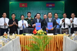 Phó Chủ tịch UBND tỉnh An Giang Lê Trung Hồ ký kết biên bản phối hợp tiếp tục tìm kiếm hài cốt liệt sĩ giai đoạn 2025-2026 với Ban Chuyên trách tỉnh Kampot. Ảnh: LÊ QUỐC